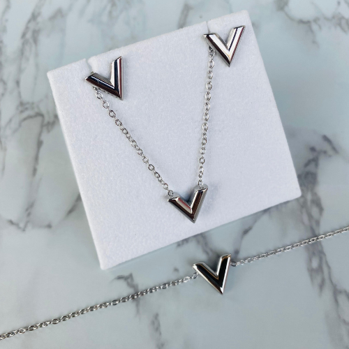 Gold Letter V Bracelet for Women – Stainless Steel Alphabet Bangle, Elegant Gift for Her