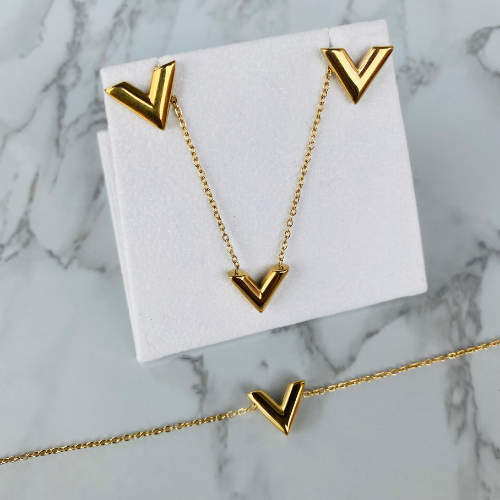 Gold Letter V Bracelet for Women – Stainless Steel Alphabet Bangle, Elegant Gift for Her